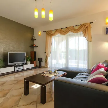 Βίλα Comfortable In Rovinj With Private Pool